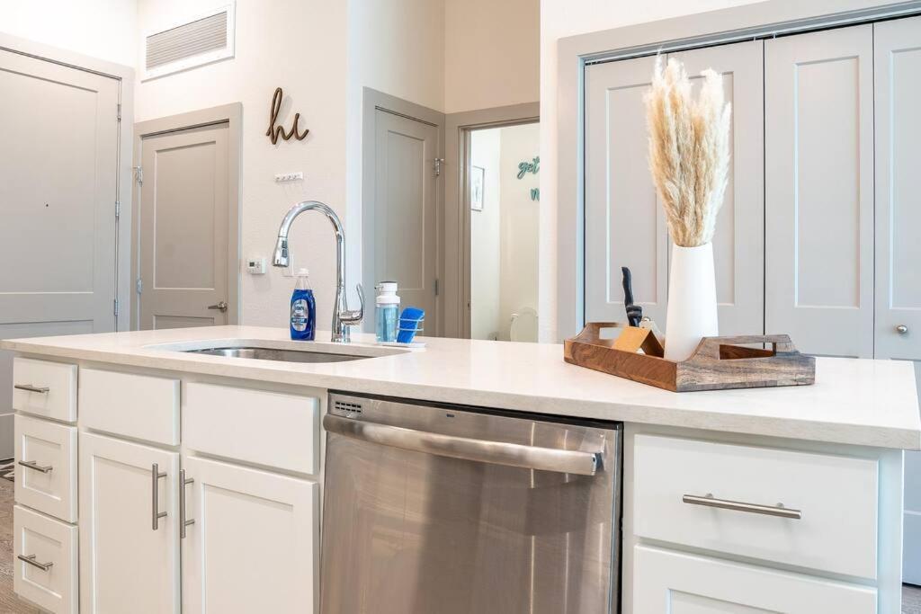 Beautiful Riverwalk Apt With Full Amenities, King Bed & Free Parking San Antonio Extérieur photo